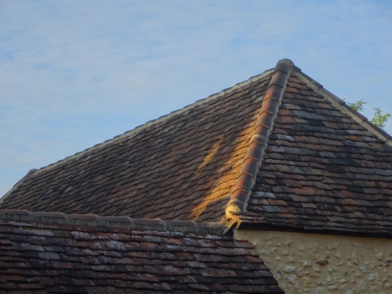 Farmhouse extension with old tiles and Perigordine hipped roof.