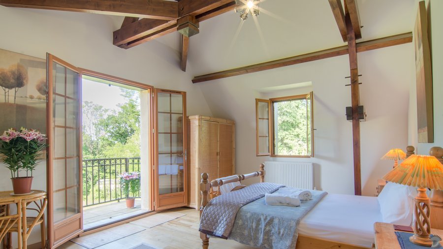 Hirondelle - spacious timber-framed bedroom