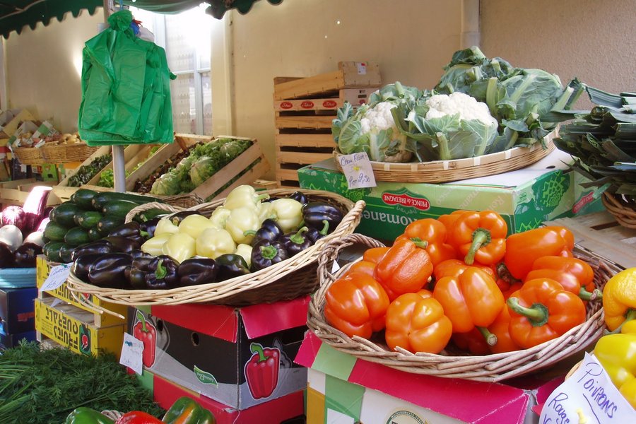 Market veg' stall (note black & white peppers!)